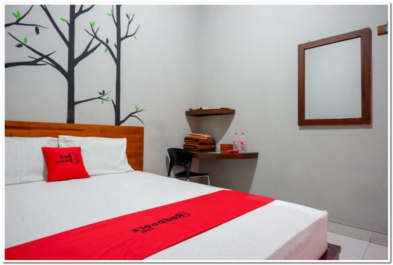 RedDoorz near Jogja Expo Center 2 Hotel Baturetno Buitenkant foto